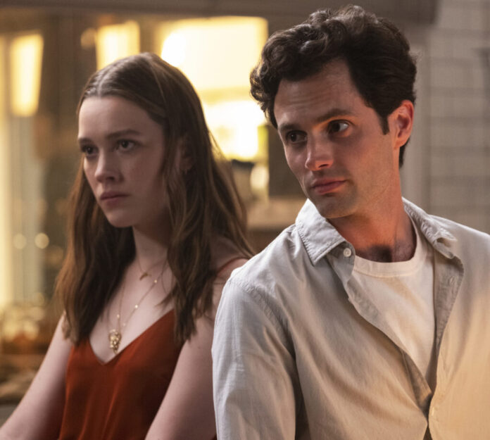 Penn Badgley and Victoria Pedretti in 