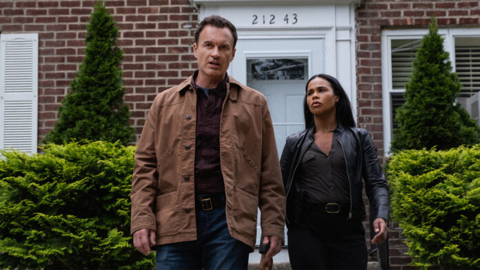 Julian McMahon and Roxy Sternberg in 
